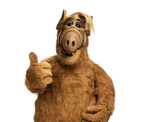  ALF ¡El extraterrestre más peludo y sarcástico que conquistó las pantallas en 1981!